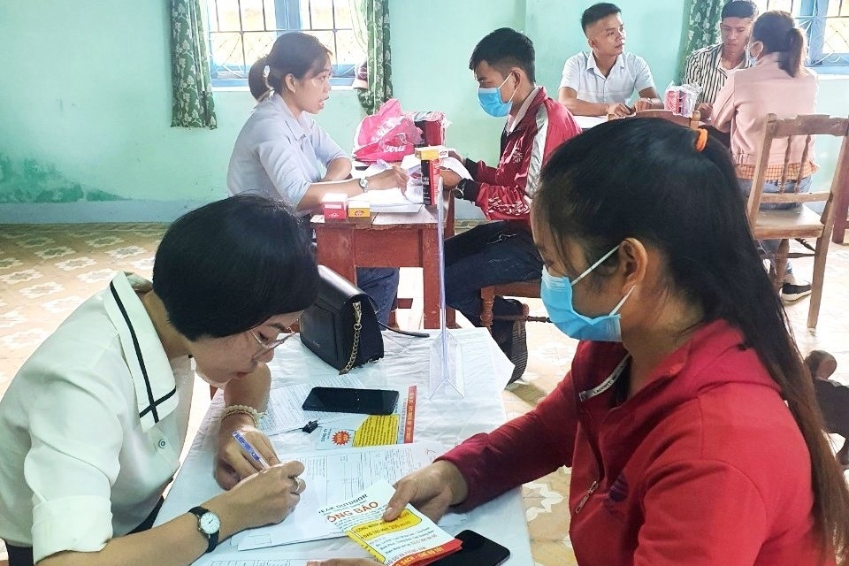 Gần 100 lao động thất nghiệp quay lại sàn giao dịch việc làm tìm việc mới - 1 Gần 100 lao động thất nghiệp quay lại sàn giao dịch việc làm tìm việc mới - 1