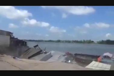 Toàn cảnh 14 căn nhà ở ấp Mỹ Hội, xã Mỹ Hội Đông bị kéo sụp xuống sông vào sáng 22/4