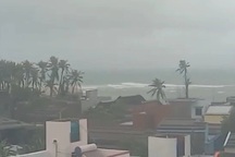 Sà lan chìm trên biển Quảng Ngãi, 12 thuyền viên chờ cứu hộ giữa mưa bão