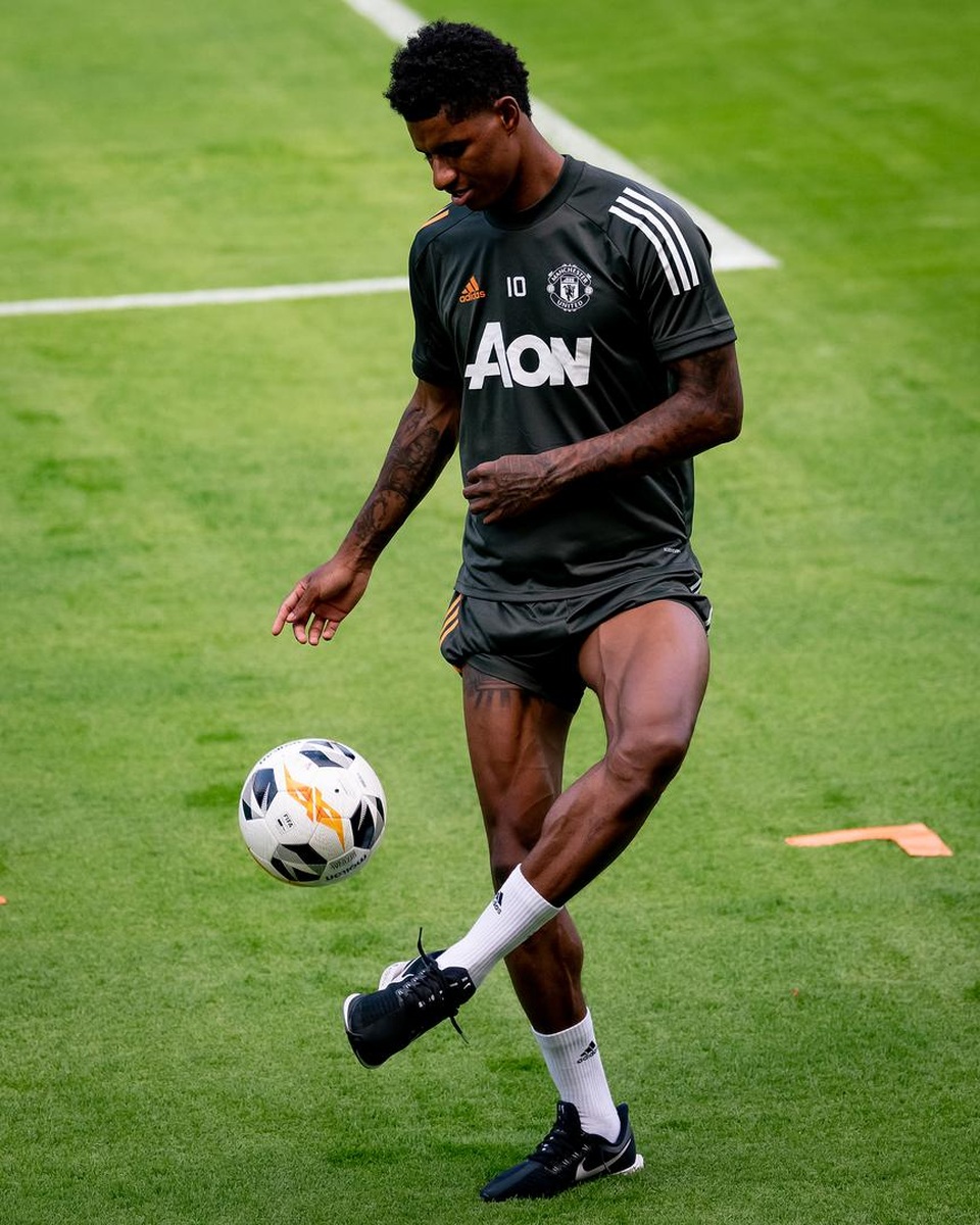 Pogba, Fernandes thoải mái phô diễn kỹ năng trên sân tập của Man Utd - 9 Pogba, Fernandes thoải mái phô diễn kỹ năng trên sân tập của Man Utd - 9