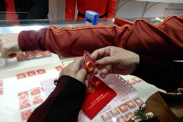 Giá vàng giảm sốc, thấp nhất 9 tháng qua