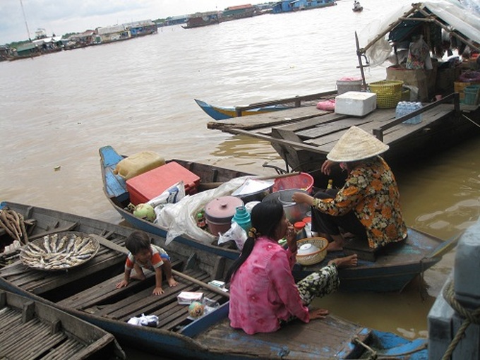 Sinh hoạt của gia đình trên biển hồ. 