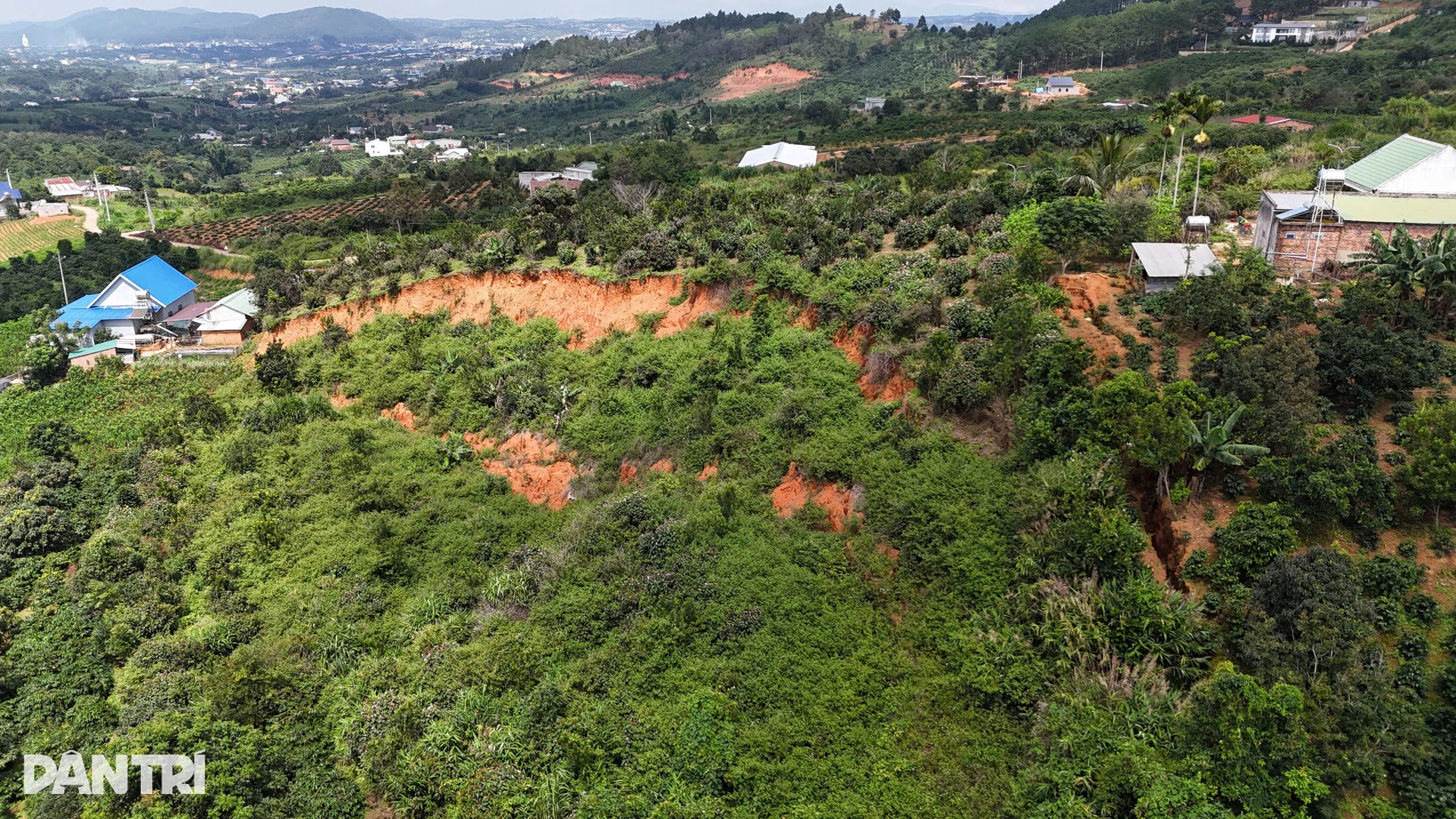 Hồ chứa nước trăm tỷ ở Lâm Đồng nứt vỡ, nguy cơ tiền mất, công trình nát - 6 Hồ chứa nước trăm tỷ ở Lâm Đồng nứt vỡ, nguy cơ tiền mất, công trình nát - 6