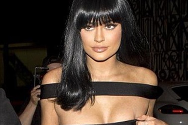 Lộ diện bản sao em gái cô Kim “siêu vòng 3”