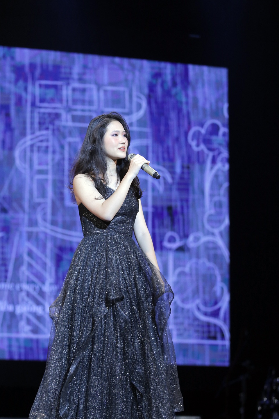 Văn Mai Hương thổi bùng đêm nhạc kỉ niệm của học sinh Chuyên Sư phạm - 4 Văn Mai Hương thổi bùng đêm nhạc kỉ niệm của học sinh Chuyên Sư phạm - 4