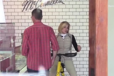 Selma Blair sử dụng chiếc xe đạp đặc biệt giúp cô di chuyển dễ dàng hơn