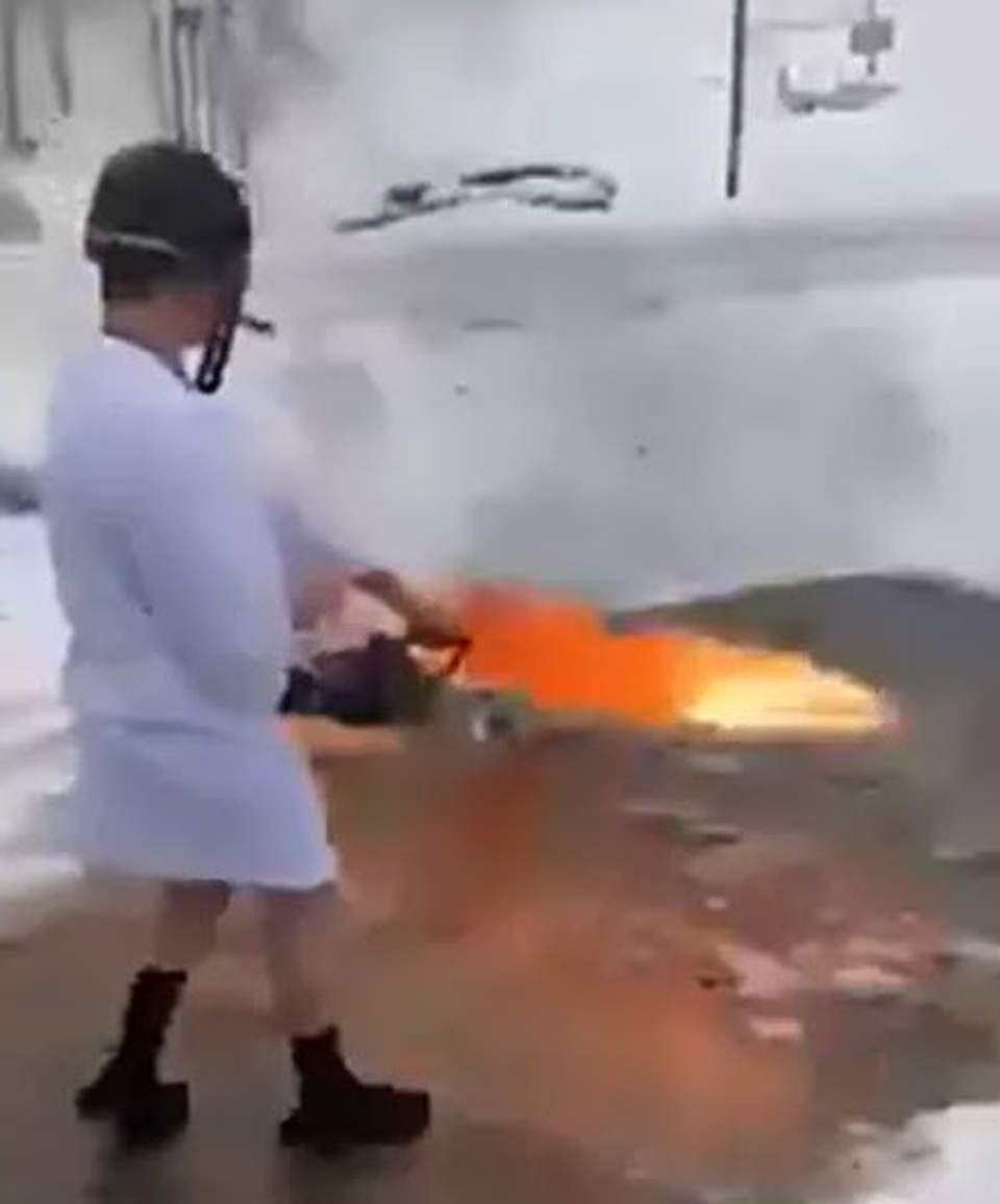 Video: Người đàn ông dọn băng tuyết trước nhà bằng cách độc chưa từng thấy - 1 Video: Người đàn ông dọn băng tuyết trước nhà bằng cách độc chưa từng thấy - 1