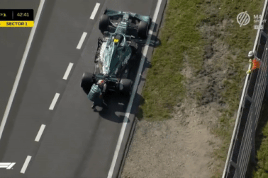 Xe bị bốc cháy, tay đua F1 Sebastian Vettel bị một phen hú vía