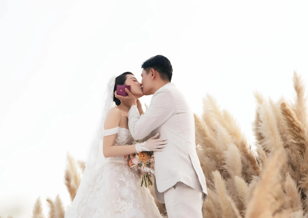 Minh Hằng bật khóc, hôn chồng doanh nhân trong đám cưới xa hoa - 3 Minh Hằng bật khóc, hôn chồng doanh nhân trong đám cưới xa hoa - 3
