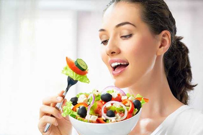 Ăn nhiều rau củ quả ngay cả khi không có kế hoạch giảm cân vì rau củ, hoa quả giàu vitamin, rất tốt cho làn da và sức khoẻ.