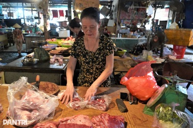 Ngồi cả buổi chỉ có vài khách đáo qua, chủ quầy thịt than trời