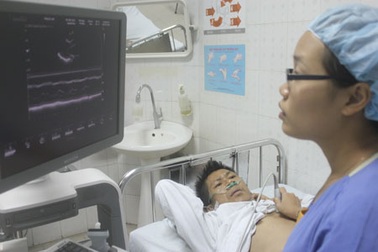 Gia đình bệnh nhân “buông tay là chết” xin… buông tay