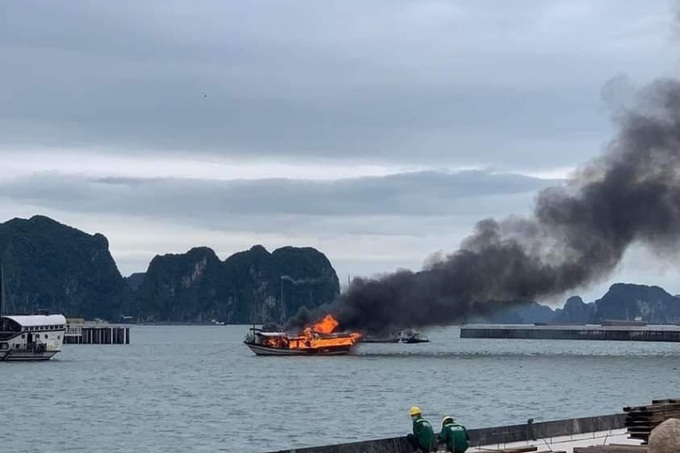 Ngọn lửa bao trùm cả con tàu.