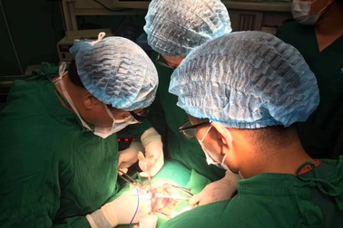 Hồi hộp, đánh trống ngực, bệnh nhi 15 tuổi phát hiện ung thư tuyến giáp