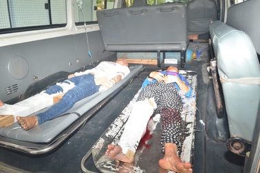 Xe chở công nhân lật nhào, 10 người nhập viện