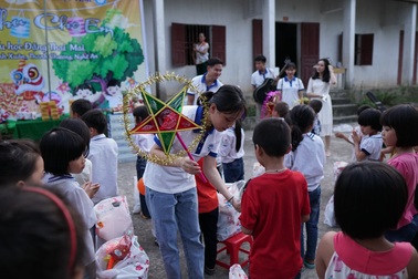 Sinh viên ĐH Vinh tặng quà Trung thu cho học sinh nghèo