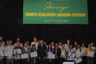 316 HS, SV nhận học bổng Shinnyo-en