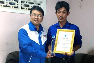 Trao bằng khen “Thanh niên sống đẹp” tới người hùng cứu 2 nữ sinh đuối nước