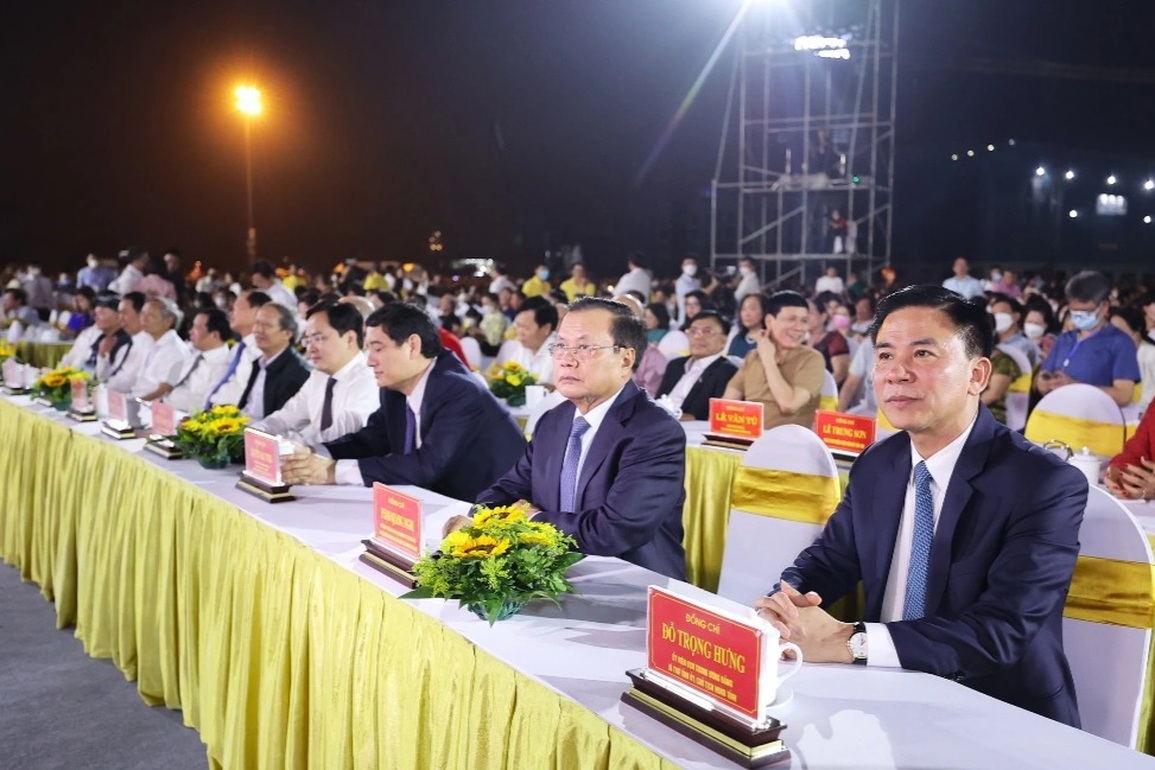 Hàng vạn người đổ về Sầm Sơn xem bắn pháo hoa khai hội du lịch - 4 Hàng vạn người đổ về Sầm Sơn xem bắn pháo hoa khai hội du lịch - 4