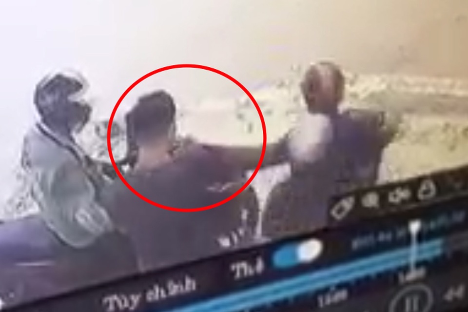 Nam thanh niên bị giật dây chuyền trong 2 giây - 1 Nam thanh niên bị giật dây chuyền trong 2 giây - 1