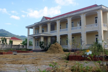 Xót xa trường học hơn 16 tỷ đồng chỉ làm nơi... phơi rơm, nuôi gà!