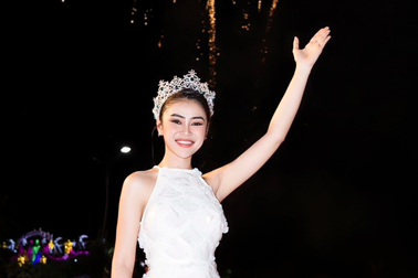 Hoa hậu Lý Kim Thảo biến hóa với trang phục cổ yếm