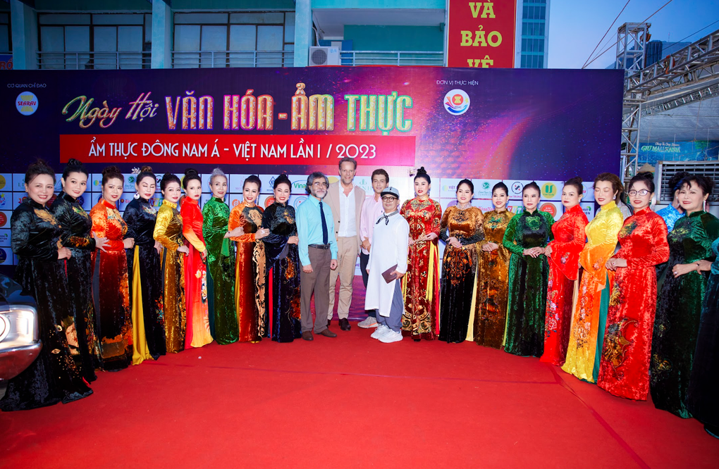 Hoa hậu Emily Hồng Nhung diện áo dài, cài trâm vàng diễn vedette - 1 Hoa hậu Emily Hồng Nhung diện áo dài, cài trâm vàng diễn vedette - 1