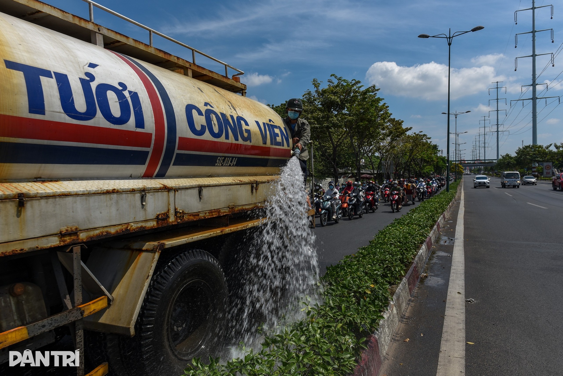 Người dân TPHCM chật vật dưới nắng nóng gần 40 độ C ngày đầu hè - 4 Người dân TPHCM chật vật dưới nắng nóng gần 40 độ C ngày đầu hè - 4