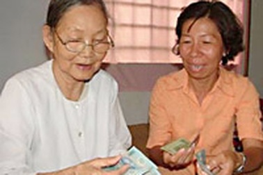 Sống kham khổ để dành tiền cho người nghèo