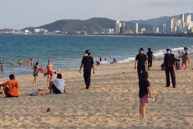 Nha Trang cấm tụ tập đông người trên bãi biển