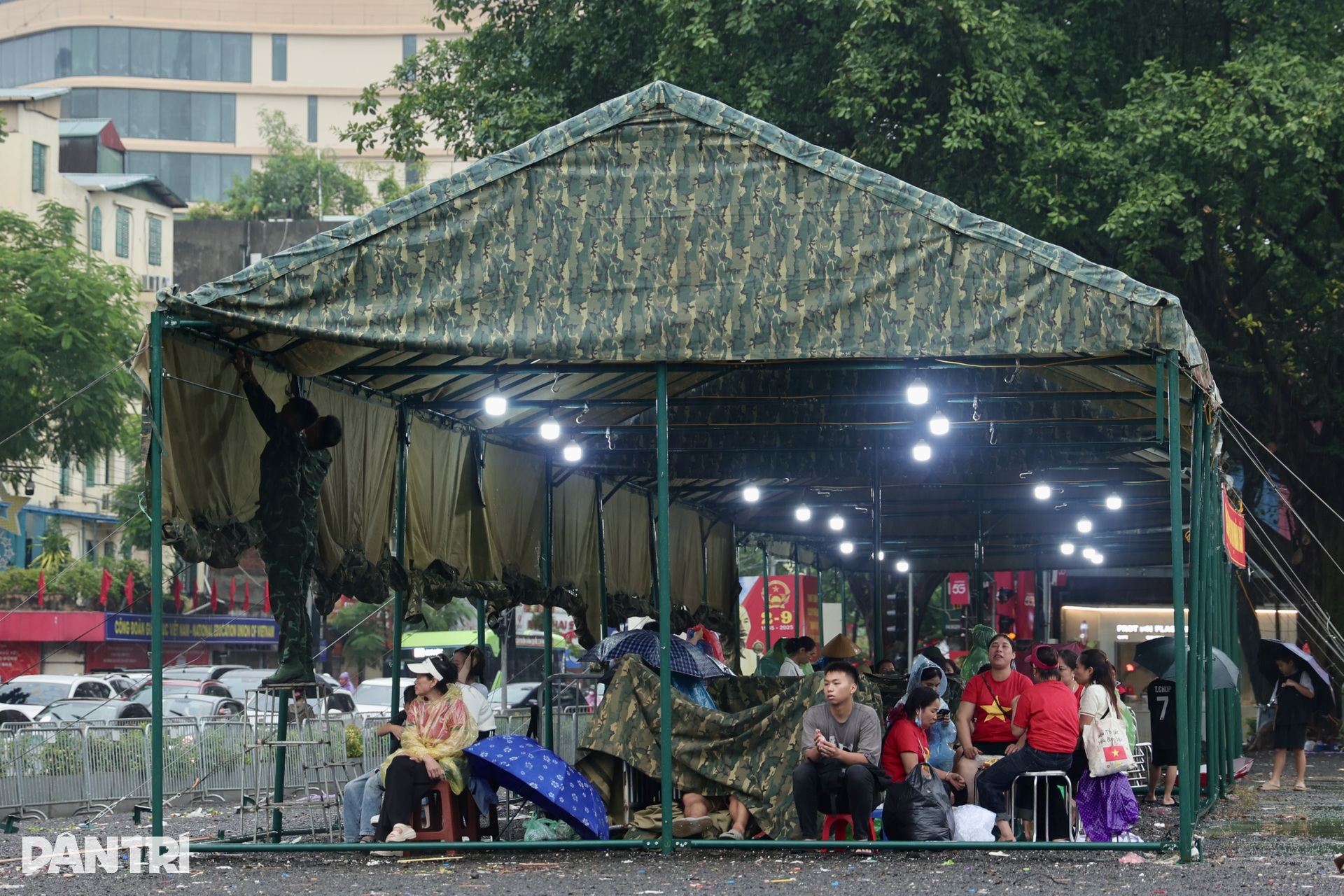 Đội ô, khoá ghế… ngồi kín vỉa hè từ đêm chờ xem sơ duyệt diễu binh - 8 Đội ô, khoá ghế… ngồi kín vỉa hè từ đêm chờ xem sơ duyệt diễu binh - 8