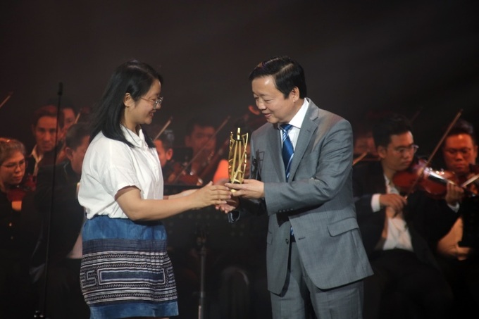Phó Thủ tướng Trần Hồng Hà trao giải cho đạo diễn bộ phim Children of the mist
