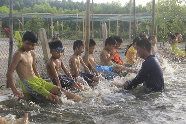 Quảng Trị: Lớp học bơi đặc biệt dành cho trẻ khuyết tật ở vùng "rốn lũ"