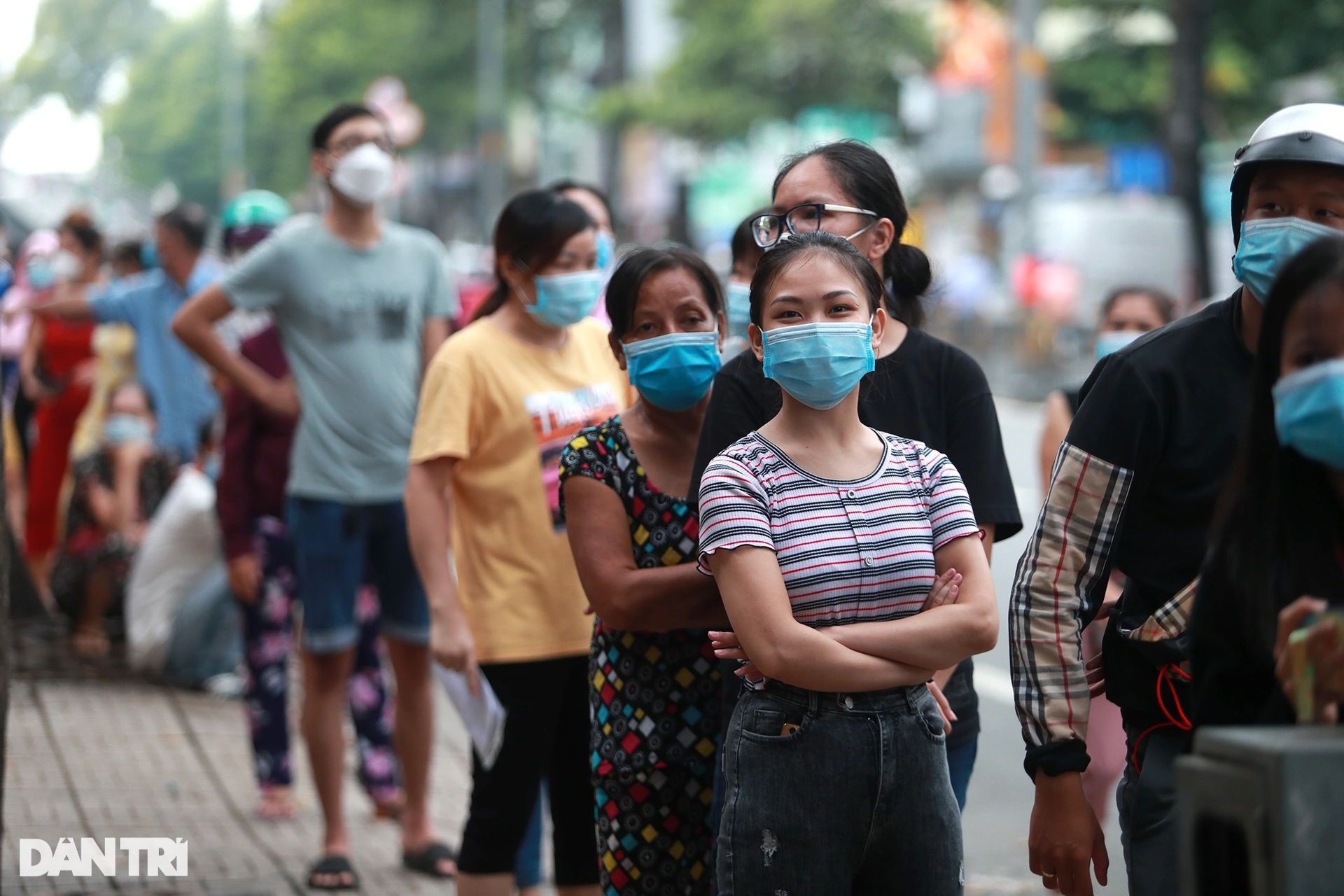 Người dân TPHCM xếp hàng dài nhận gói hỗ trợ Covid-19 đợt 3 - 3 Người dân TPHCM xếp hàng dài nhận gói hỗ trợ Covid-19 đợt 3 - 3