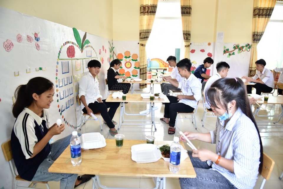 Thầy cô vùng cao nấu cơm phục vụ thí sinh thi tốt nghiệp THPT - 6 Thầy cô vùng cao nấu cơm phục vụ thí sinh thi tốt nghiệp THPT - 6