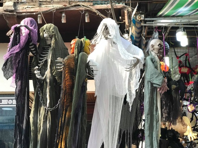 “Ma quỷ” Halloween xuống phố Hàng Mã: Càng kinh dị càng đắt tiền - Ảnh 6. “Ma quỷ” Halloween xuống phố Hàng Mã: Càng kinh dị càng đắt tiền - Ảnh 6.