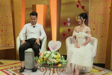 Cặp đôi 9X trốn gia đình đi chơi đêm, bị bắt quả tang vì... phát trực tiếp