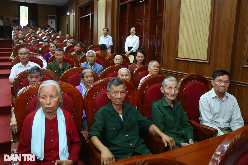 Dành hơn 28 tỷ đồng thăm hỏi, tặng quà người có công dịp tết - 2 Dành hơn 28 tỷ đồng thăm hỏi, tặng quà người có công dịp tết - 2