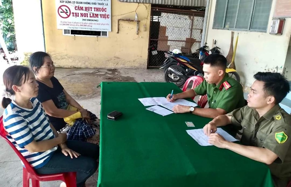 Người lạ chuyển nhầm 100 triệu đồng, nữ giáo viên nhanh trí báo công an - 1 Người lạ chuyển nhầm 100 triệu đồng, nữ giáo viên nhanh trí báo công an - 1