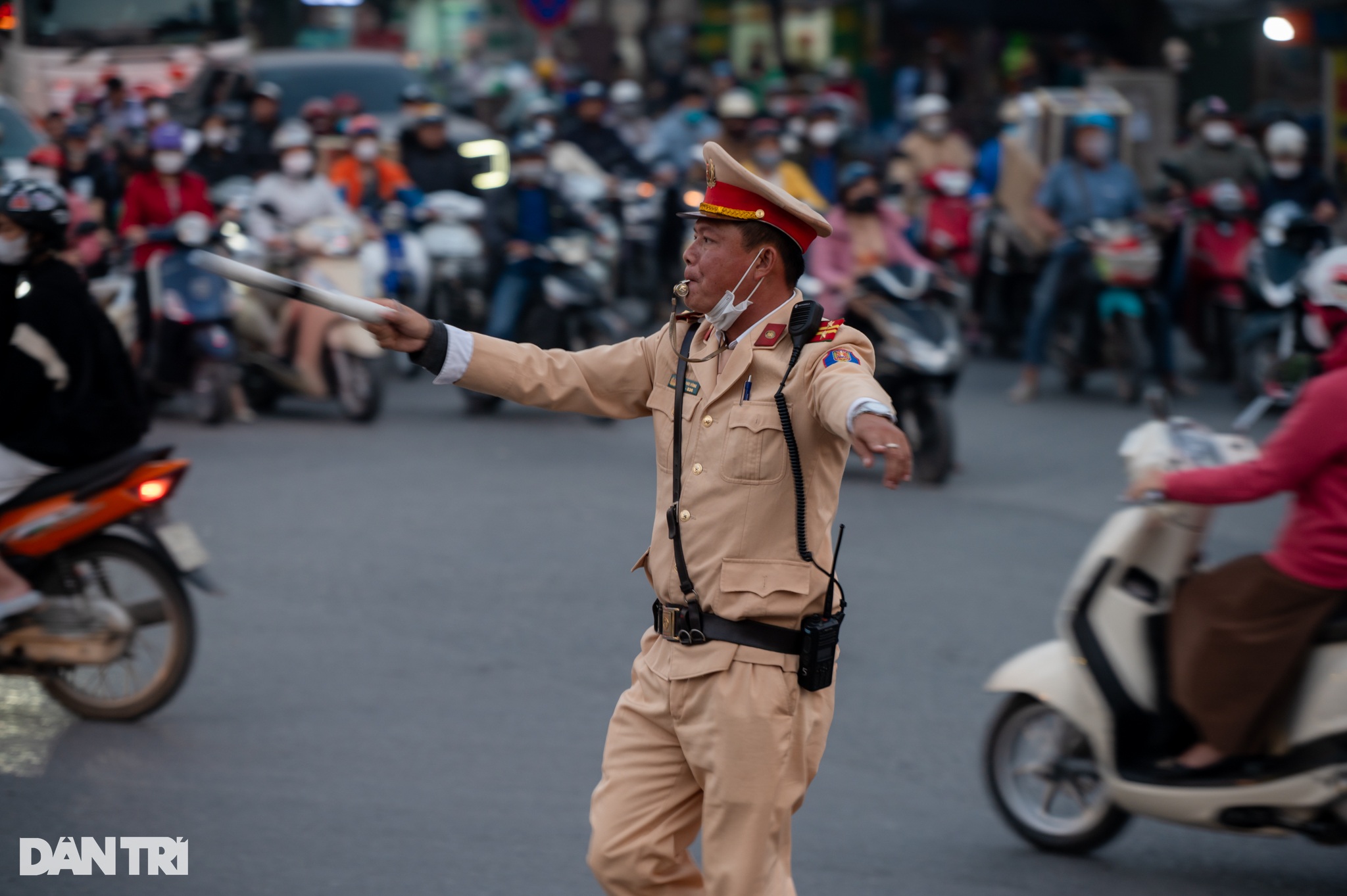 Hà Nội: Cầu vượt trên đại lộ nghìn tỷ chậm tiến độ, gây ùn tắc triền miên - 13