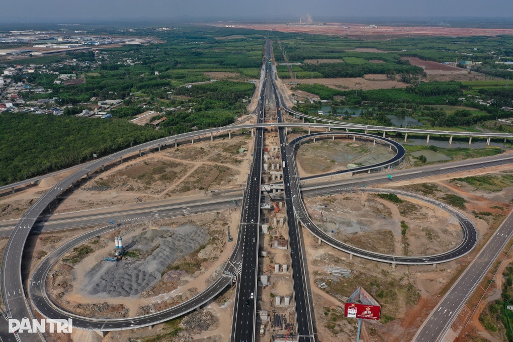 Hướng xe vào cao tốc Biên Hòa - Vũng Tàu tại nút giao Long Thành - 2