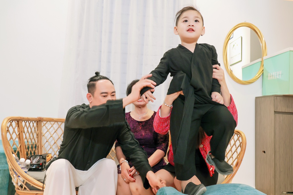 Hoa hậu Đàm Lưu Ly hội ngộ nữ hoàng ảnh lịch Hiền Mai - 2 Hoa hậu Đàm Lưu Ly hội ngộ nữ hoàng ảnh lịch Hiền Mai - 2