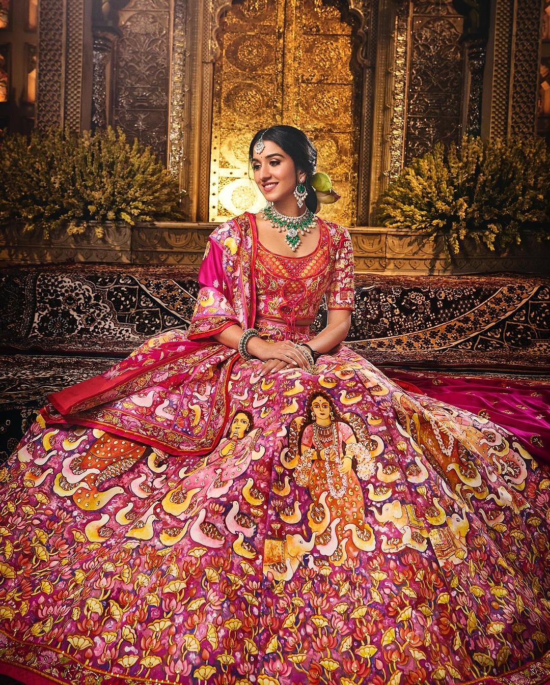 Trong buổi tối đầu tiên với tư cách là bà Radhika Ambani, cô dâu đã mặc chiếc lehenga được vẽ tay do nghệ sĩ và nhà điêu khắc người Ấn Độ Jayasri Burman thực hiện. Abu Jani Sandeep Khosla cũng góp phần hoàn thiện thiết kế. Chiếc váy có hình ảnh ý nghĩa tôn vinh sự gắn kết và tượng trưng cho tình yêu của chú rể đối với động vật (Ảnh: @rheakapoor).