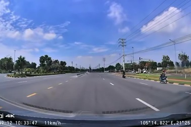 Người đàn ông đầu trần, phóng xe máy vượt đèn đỏ tự gây tai nạn