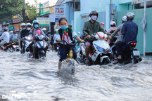 Người dân TPHCM chật vật đến nơi làm việc vì triều cường gây ngập