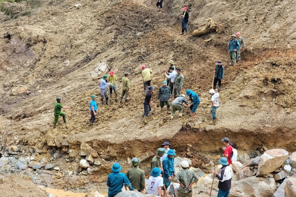 Hơn 100 người mở đường mòn, gùi hàng tiếp tế cho 1.700 nhân khẩu bị cô lập - 2 Hơn 100 người mở đường mòn, gùi hàng tiếp tế cho 1.700 nhân khẩu bị cô lập - 2