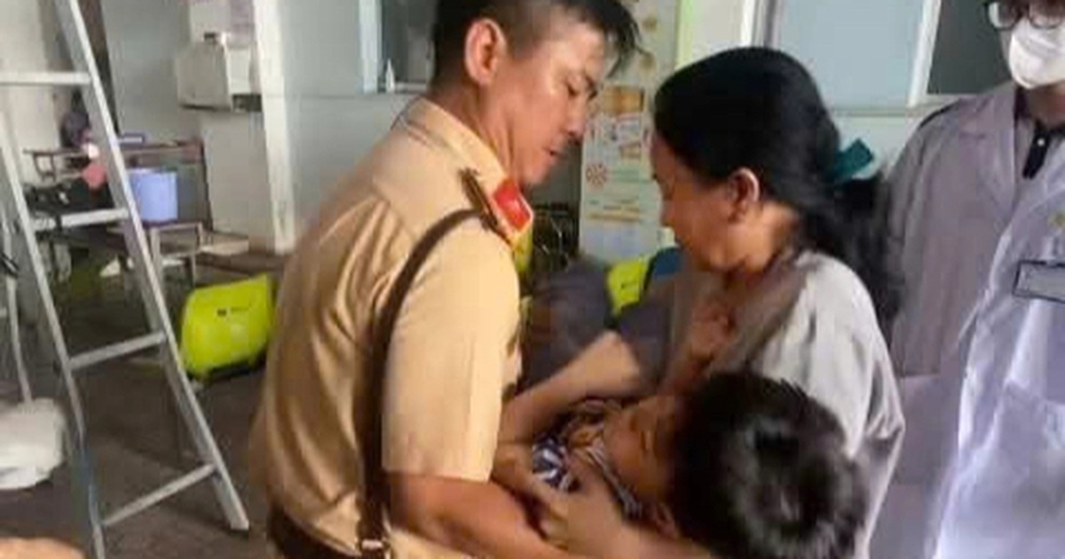 CSGT Cần Thơ đưa bé trai nguy cơ vỡ bàng quang đi cấp cứu kịp thời