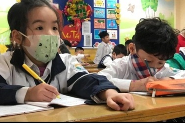 Hà Nội: Phụ huynh lo quay cuồng đưa đón con 4 "cuốc" mỗi ngày