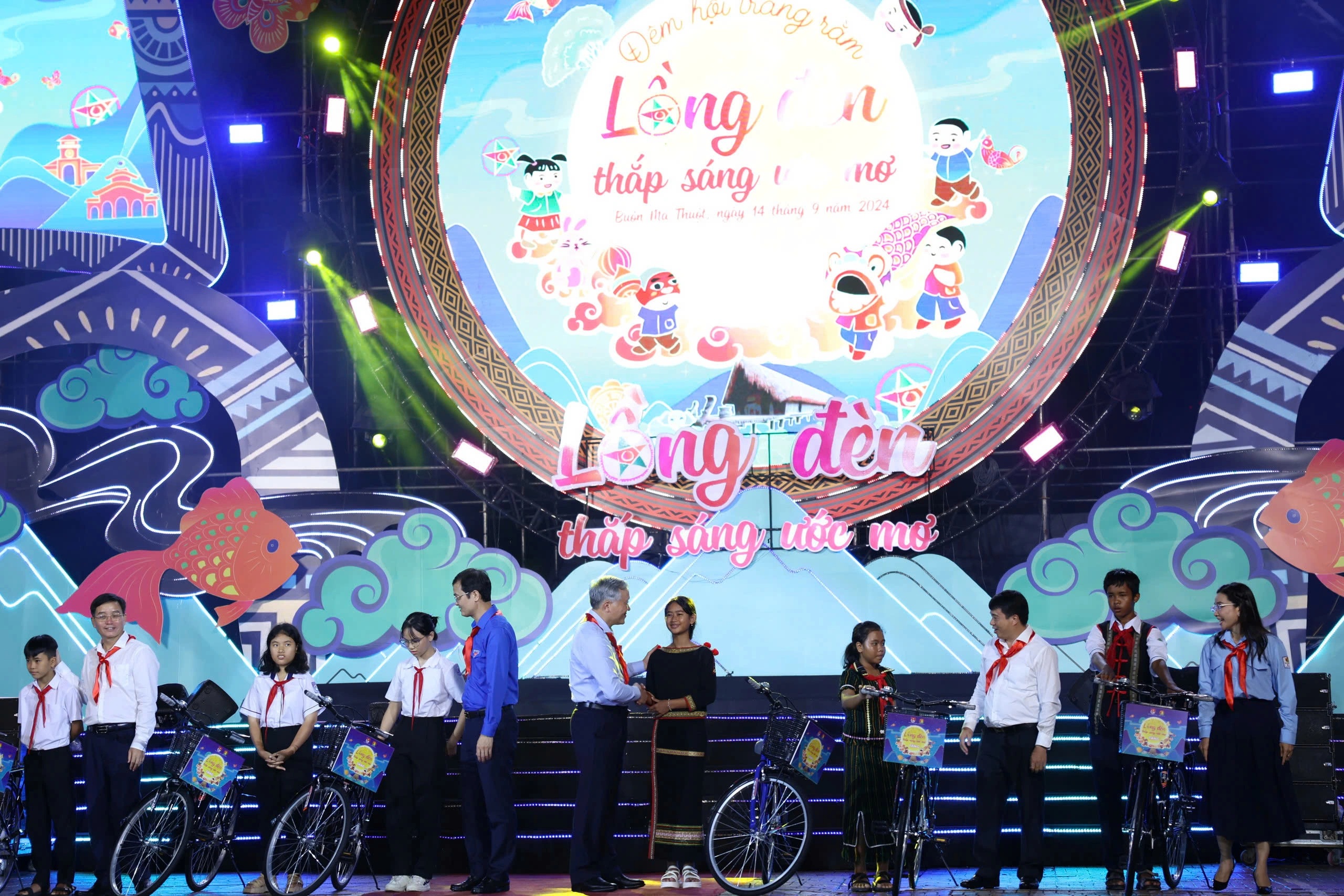 Místopředseda vlády Nguyen Hoa Binh: Dejte dětem to nejlepší! - 3 Phó Thủ tướng Nguyễn Hòa Bình: Dành những gì tốt đẹp nhất cho trẻ em! - 3