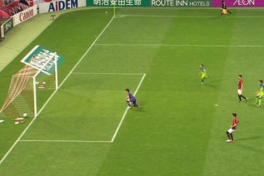 Túi đựng đồ "tước đi" bàn thắng khó tin ở giải Nhật Bản